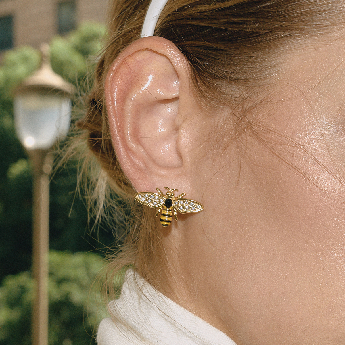 Bee Sparkly – detailní pohled na včelí náušnice se zirkony